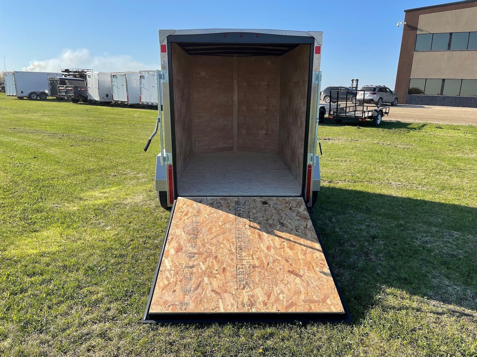 5 x 8-ft Enclosed Trailer with Ramp Door, White Y0L7 - product image 5