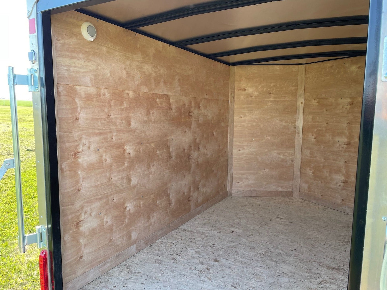 5 x 8-ft Enclosed Trailer with Ramp Door, White Y0L7 - product image 7