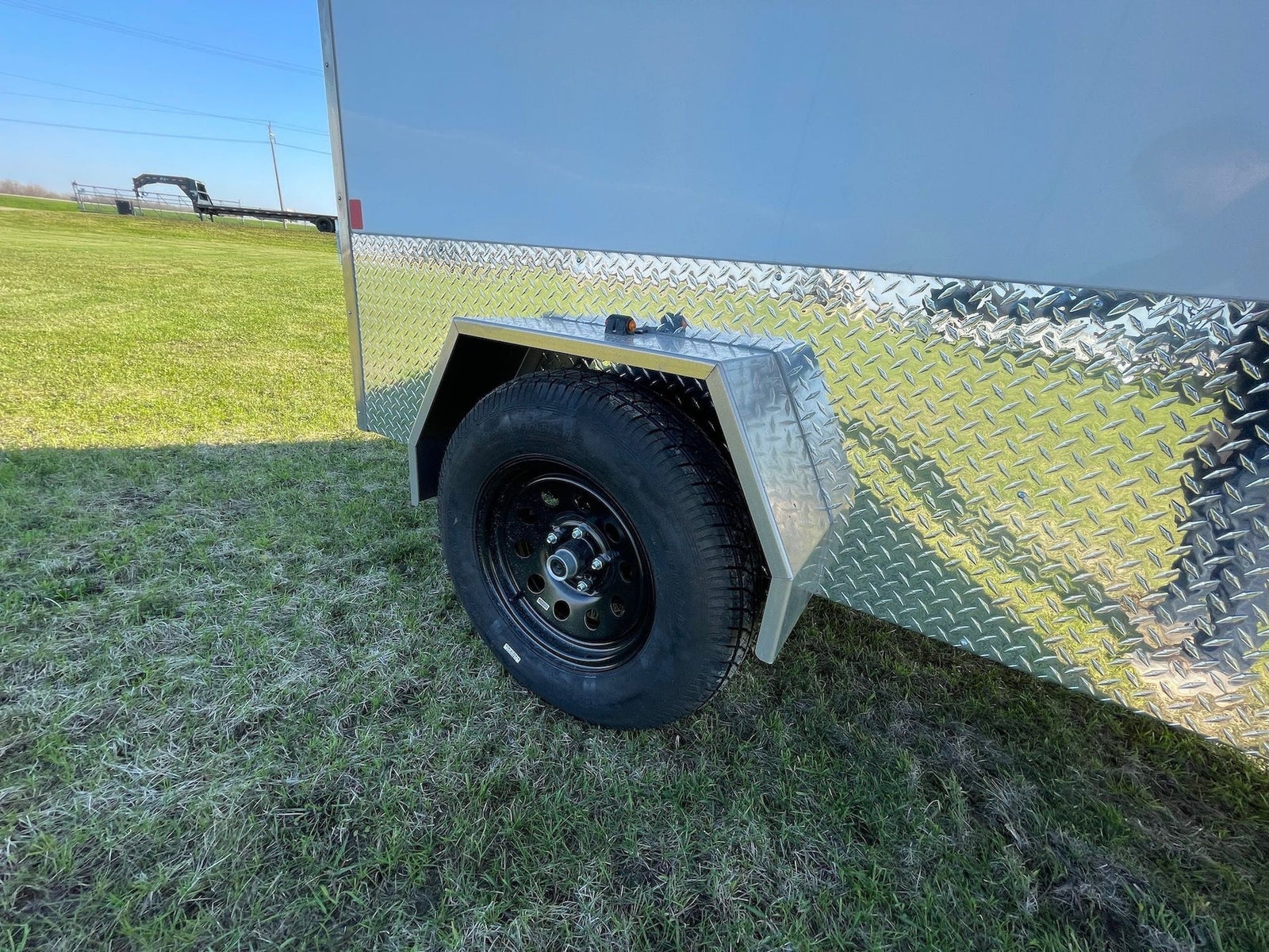 5 x 8-ft Enclosed Trailer with Ramp Door, White Y0L7 - product image 8